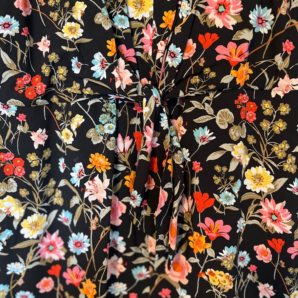 Ann Taylor Loft sleeveless jumpsuit with pockets and tie front - Size 4